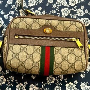 Gucci cross body bag. Slightly used like new.  No visible stains inside.